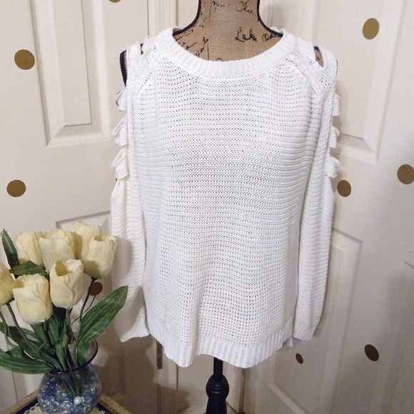 s&s Sweaters - 💕S&S cream split shoulder sweater